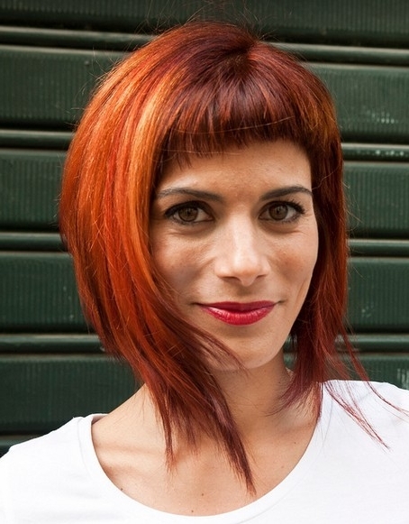 fryzury krótkie, fajna fryzurka z asymetryczną grzywką i rudymi pasemkami, cieniowane włosy, uczesanie damskie zdjęcie numer 87